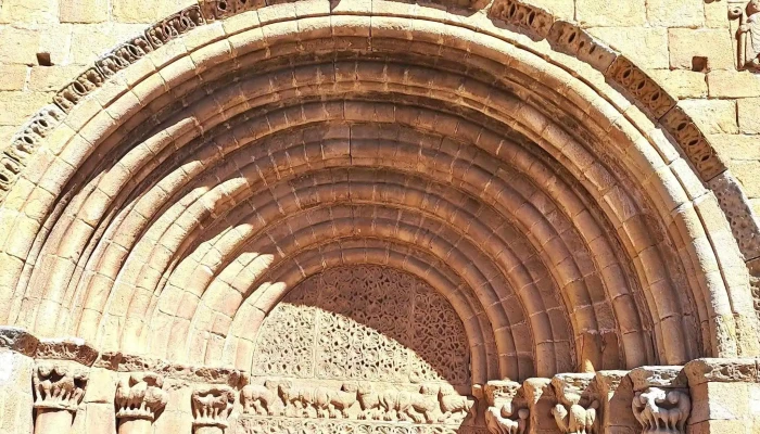 Colegiata De San Pedro De Cervatos -  Direccion - San Pedro