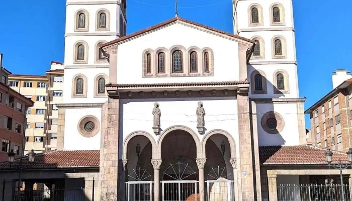 Iglesia De San Andres De El Entrego Iglesia Catolica - San Martín del Rey Aurelio