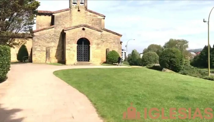 Iglesia De San Julian De Los Prados Santullano Iglesia - Oviedo