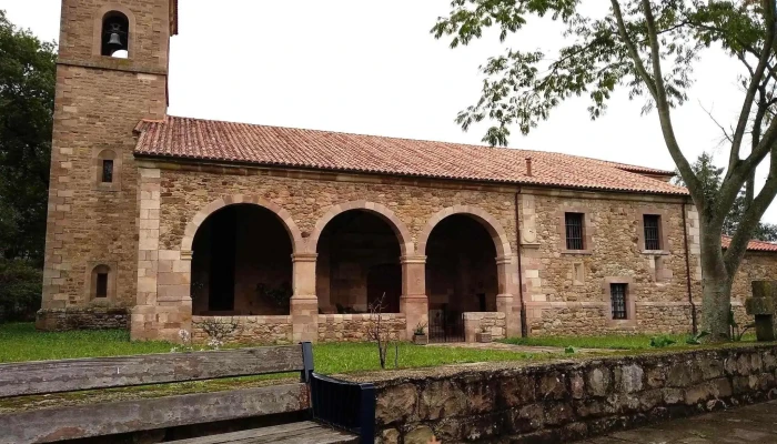 Iglesia De San Pedro -  Iglesia Catolica - Cabezón de la Sal