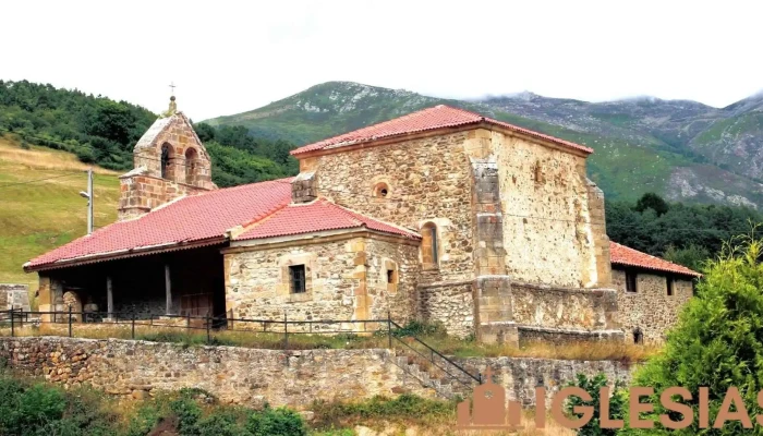 Iglesia De San Sebastian O De La Santa Cruz Iglesia - Lombraña