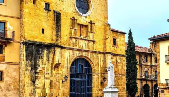 Iglesia De Santa Maria La Real De La Corte Iglesia - Oviedo