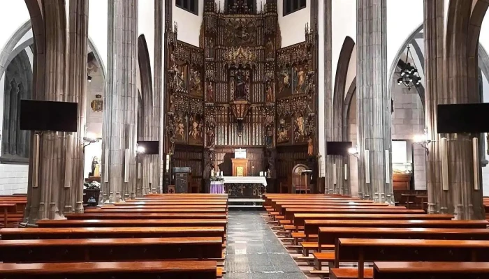 Iglesia De Santiago Apostol Iglesia - Langreo