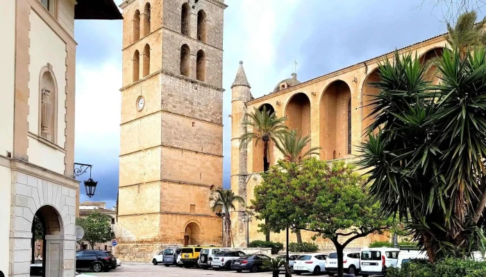 Iglesia Y Claustro De Santa Ana -  Videos - Muro