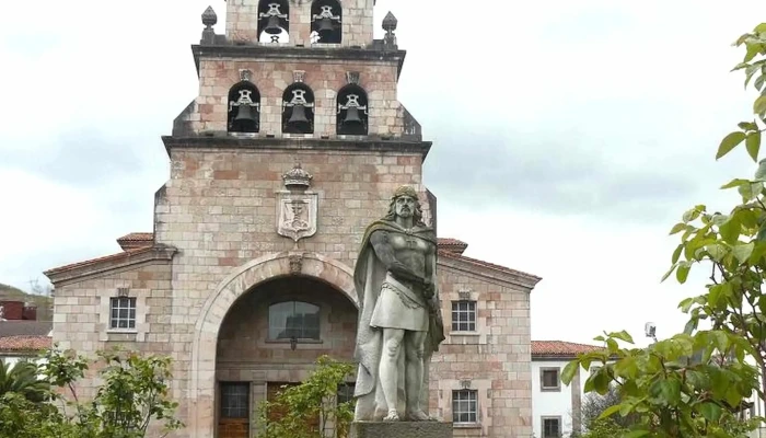 Plaza De La Iglesia -  Donde - Cangas de Onís