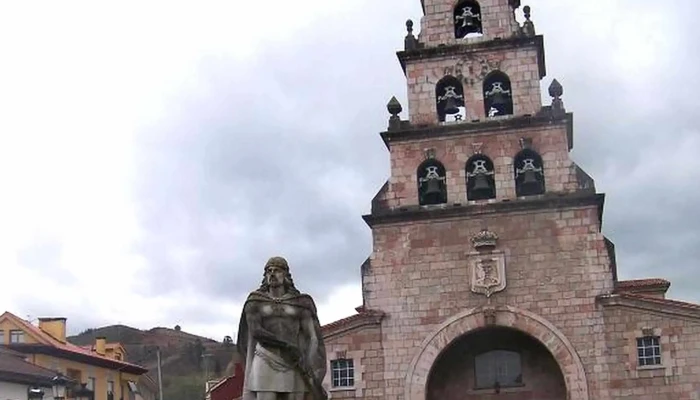 Plaza De La Iglesia -  Opiniones - Cangas de Onís