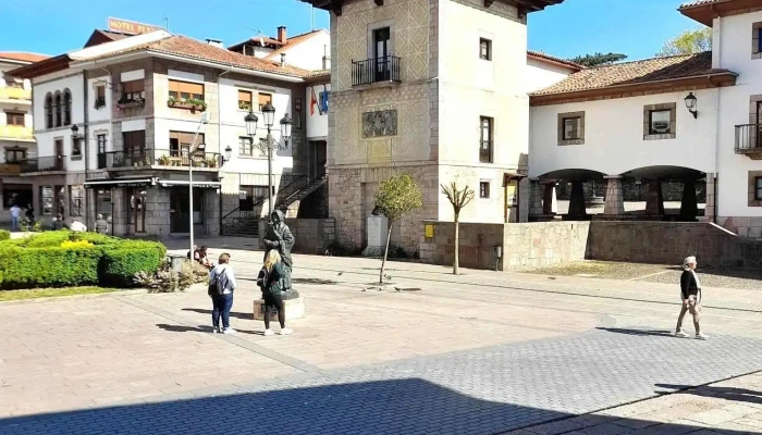 Plaza De La Iglesia -  Parque - Cangas de Onís