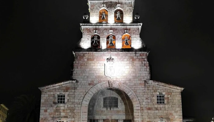 Plaza De La Iglesia -  Sitio Web - Cangas de Onís