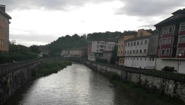 Plaza De La Iglesia -  Telefono - Cangas de Onís