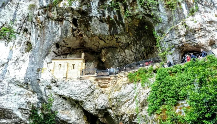 Santuario De Nuestra Senora De Covadonga Jardin Del Principe - Covadonga